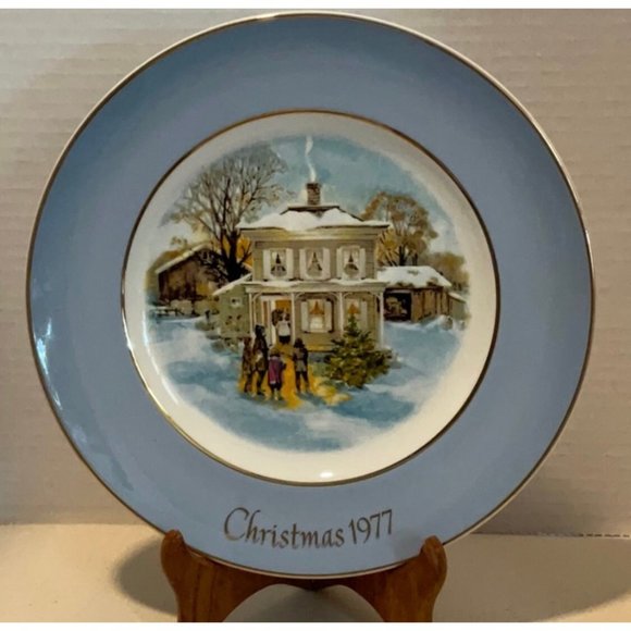 Christmas Plate Christmas 1977 Wedgwood Carollers In The Snow Blue Border Avon - Picture 6 of 8